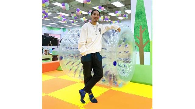 7 Potret Hiroaki Kato, Suami Arina Mocca Asal Jepang yang Berkiprah di Indonesia