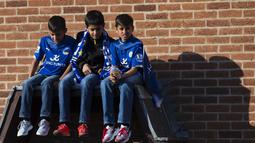 Anak-anak pendukung Leicester City bersantai sejenak menanti parade trofi juara Liga Inggris 2015/2016 di Leicester, (16/5/2016). (EPA/Jon Super)