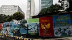 Mural menghiasi Kampung Unggulan, Tanah abang, Jakarta, Selasa (6/12/2022). Pembuatan mural sepanjang 100 meter di kampung unggulan tersebut sudah dilakukan awal november 2022 dan program dari Pemerintah Provinsi DKI Jakarta. (Liputan6.com/Johan Tallo)