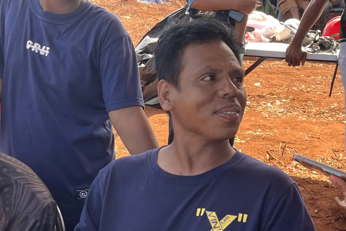 Warga Desa Lermatang, Beni Batlolone, dalam seremoni peletakan batu pertama Blok Masela, Kabupaten Kepulauan Tanimbar, Maluku, Kamis (16/7/2026). (Christian)