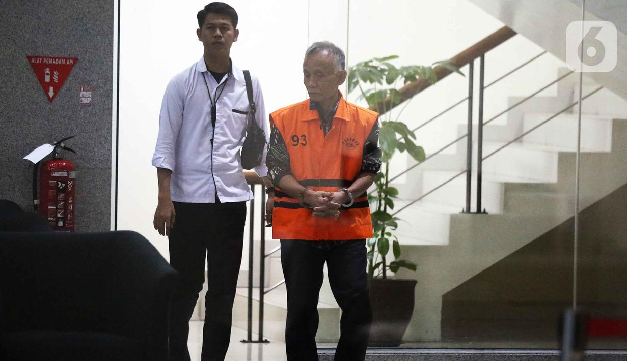 Diketahui, HM Kunang merupakan ayah dari Bupati Bekasi nonaktif Ade Kuswara Kunang yang juga terjaring OTT KPK terkait dugaan penerimaan suap senilai Rp 9,5 miliar untuk pengurusan proyek di Kabupaten Bekasi. Tampak dalam foto, tersangka kasus dugaan suap ijon proyek di lingkungan Pemerintah Kabupaten Bekasi, HM Kunang berjalan keluar Gedung Merah Putih Komisi Pemberantasan Korupsi, Jakarta, Rabu (8/4/2026). (Liputan6.com/Helmi Fithriansyah)