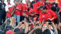  Sesekali Jokowi merendah ke arah simpatisan agar bisa lebih dekat dengan  para pendukungnya (Liputan6.com/Herman Zakharia)