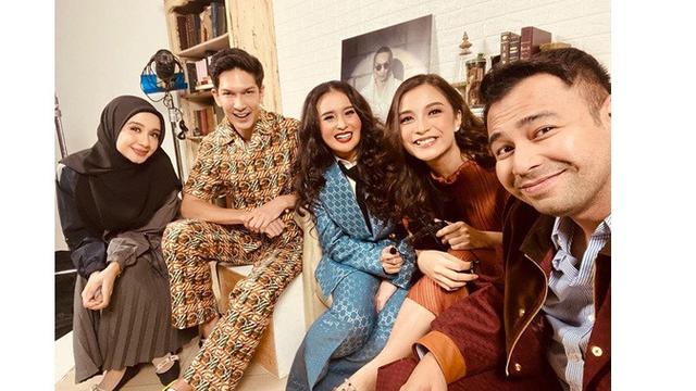 7 Momen Seru BBB dan Melly Goeslaw saat Pemotretan, Tetap Kompak