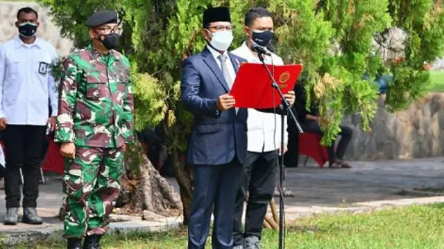 Menkominfo Johnny G. Plate memimpin Upacara Apel Persada Pertiwi dalam pemakaman Menteri Penerangan Republik Indonesia periode 1983-1997, H. Harmoko, di Taman Makam Pahlawan Kalibata, Jakarta.