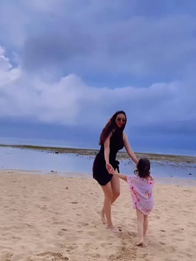 Aura Kasih tuai perhatian saat bermain di pantai (Instagram/aurakasih)