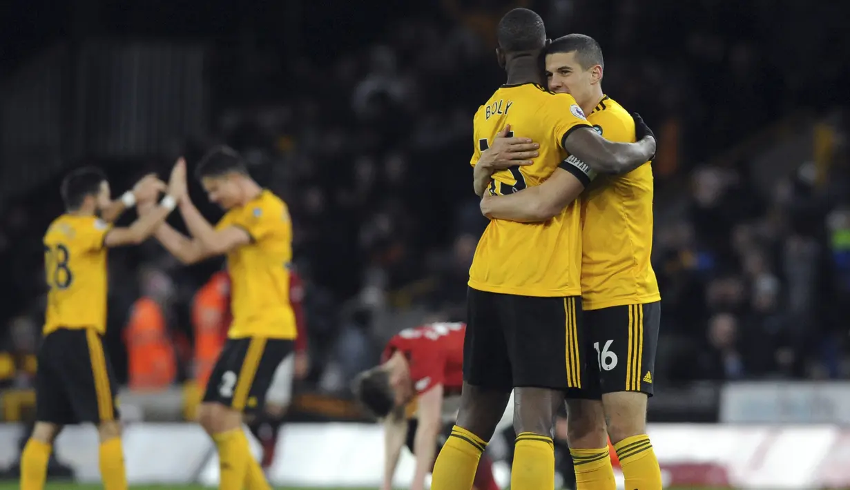 Para pemain Wolverhampton Wanderers merayakan kemenangan atas Manchester United pada laga Premier League 2019 di Stadion Molineux, Selasa (2/4). Wolverhampton menang 2-1 atas Manchester United. (AP/Rui Vieira)