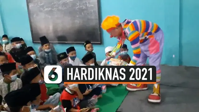 VIDEO: Peringati Hardiknas 2021, Badut Kampanyekan Budaya Membaca pada Anak-Anak