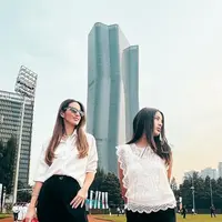 Rambut panjang Nia biasanya dibiarkan terurai dengan model tanpa poni dan memerlihatkan keningnya.&nbsp; [@ramadhaniabakrie]