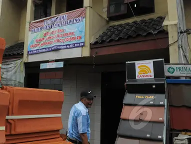 Toko UD Bersama Maher Genteng Jatiwangi yang alamatnya sama dengan CV Bukit Terpadu Utama, salah satu CV pemenang tender pengadaan UPS senilai Rp 5,8 miliar lebih, Jakarta. Foto diambil pada Minggu (1/3/2015). (Liputan6.com/Herman Zakharia)