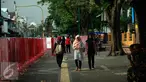 Sejumlah pejalan kaki berjalan di kawasan pedestrian Malioboro, Senin (4/4). Terhitung sejak 4 April, kawasan Malioboro bebas dari parkir yang direlokasi ke Taman Parkir Abu Bakar Ali. (Liputan6.com/Boy Harjanto)