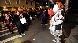 Orang-orang mengenakan kostum menyeramkan memenuhi jalanan saat perayaan Halloween di kota Salem, Massachusetts, AS, Rabu (31/10). Kota Salem juga dikenal sebagai Kota Penyihir karena memiliki banyak tempat yang menyeramkan. (Joseph PREZIOSO/AFP)