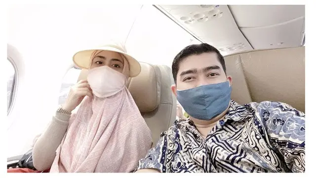 7 Potret Liburan Uztaz Solmed dan Istri di Labuan Bajo, Tampil Serasi