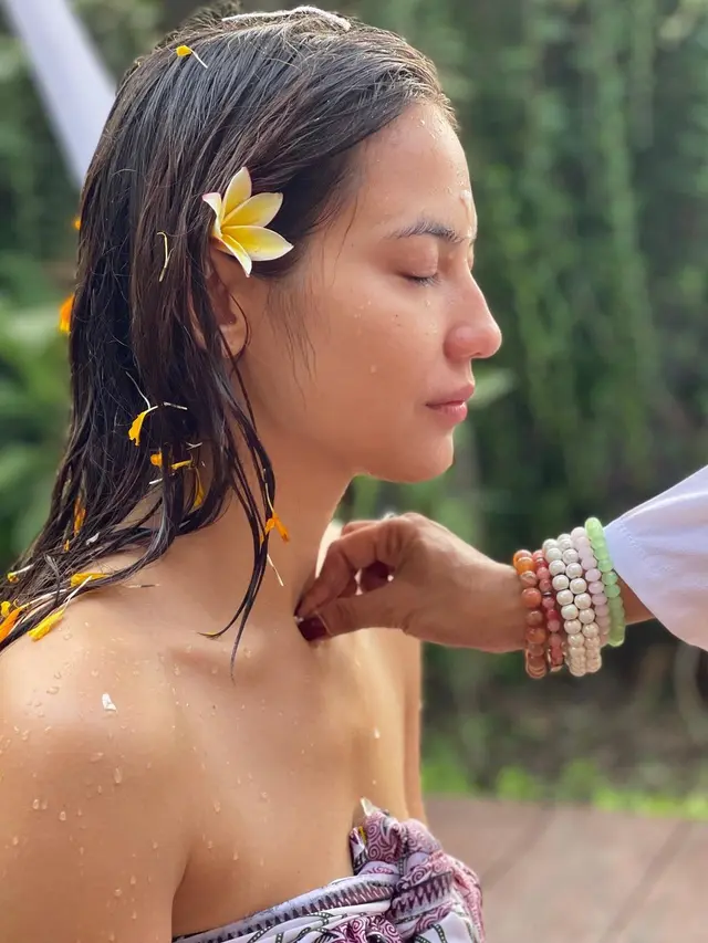 [Fimela] Pevita Pearce jalani ritual di Bali