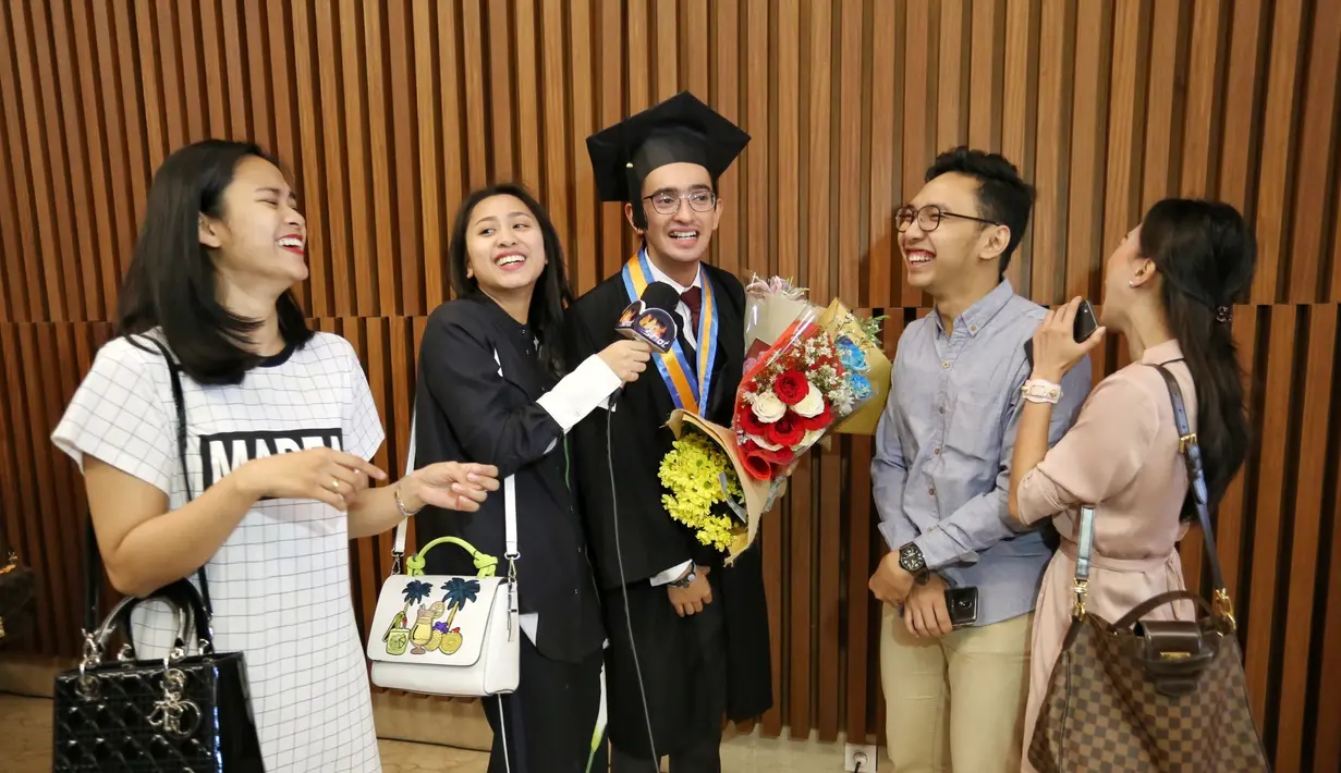 Omar Daniel butuh waktu 3,5 tahun untuk menyabet gelar sarjana. Perjuangannya menyelesaikan skripsi lewat metode kualitatif cukup menemui jalan berliku sebelum akhirnya menyandang status Sarjana Ilmu Komunikasi. (Adrian Putra/Bintang.com)