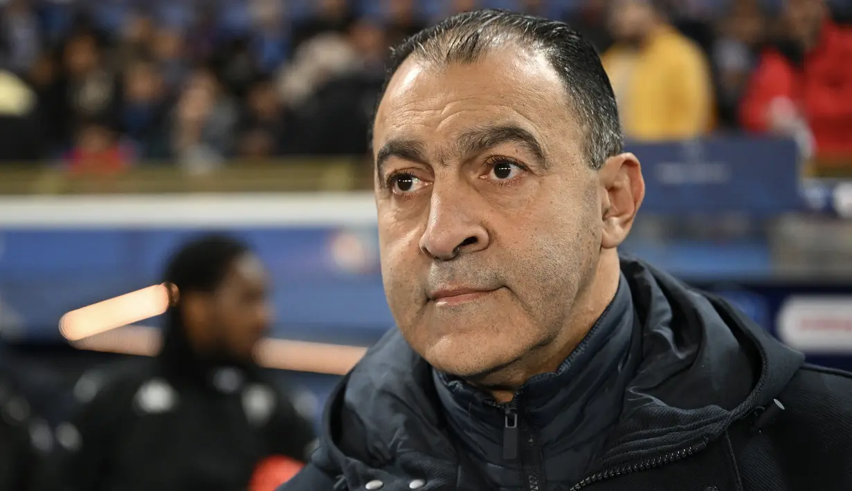 Pelatih Angers, Abdel Bouhazama jelang menghadapi RC Strasbourg Alsace pada laga babak 64 besar Piala Prancis 2022/2023 di Stade de la Meinau, Strasbourg (6/1/2023). Abdel Bouhazama yang menjalani debut kepelatihannya dengan membesut Angers sejak 24 November 2022 akhirnya dipecat klub pertamanya tersebut pada 7 Maret 2023 setelah gagal mendongkrak posisi Angers dari dasar klasemen Liga Prancis. (AFP/Sebastien Bozon)