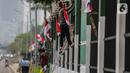 Pekerja melakukan pengecatan pagar di kompleks Parlemen Gedung DPR/MPR, Senayan, Jakarta., Rabu (16/10/2019). Jelang pelantikan presiden dan wakil presiden pada 20 Oktober, berbagai persiapan dilakukan Gedung DPR, salah satunya mempercantik pagar di depan pintu masuk. (Liputan6.com/Faizal Fanani)