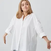 Ilustrasi Model Kemeja Oversized Wanita Tren 2025(Credit: cookie_studio/freepik)