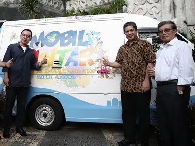 Direktur Utama PJAA Gatot Setyowaluyo (kedua kiri) berfoto bersama jajaran direksi usai meluncurkan Mobil Pintar Ancol di Ancol, Jakarta, Rabu (15/6/2016). (Liputan6.com/Faizal Fanani)