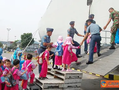 Citizen6, Jakarta Utara: KRI Banda Aceh (BAC)-593 menerima kunjungan rombongan TKIT Insan madani, yang sedang bersandar di Dermaga Kolinlamil, Jakarta Utara, Kamis (01/11). (Pengirim: Dispenkolinlamil). 