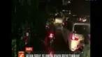 Dengan alat seadanya, warga berusaha memotong batang dan menyingkirkan pohon dari tengah jalan.