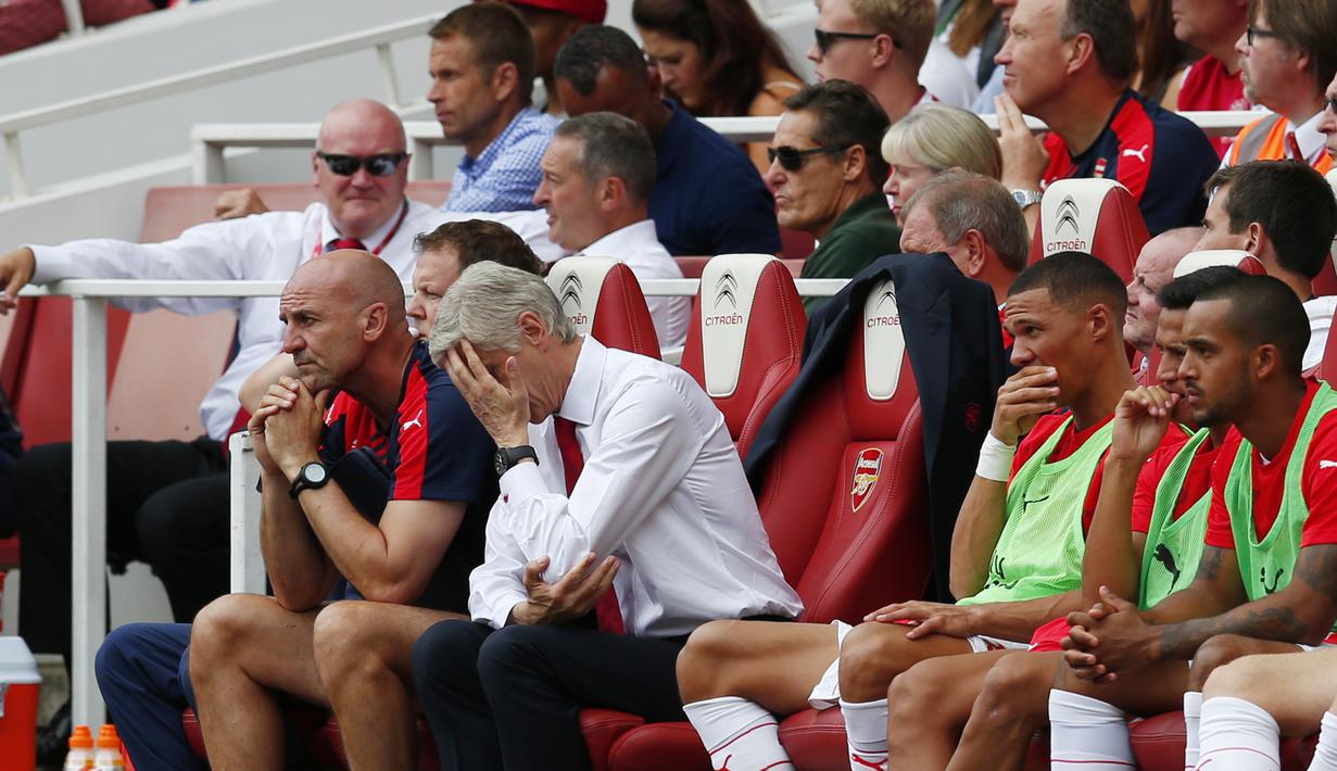 Ekspresi pelatih Arsenal, Arsene Wenger, saat timnya kalah dari West Ham United dalam pertandingan di Stadion Emirates, London. Minggu (9/8/2015). (Reuters/Eddie Keogh)