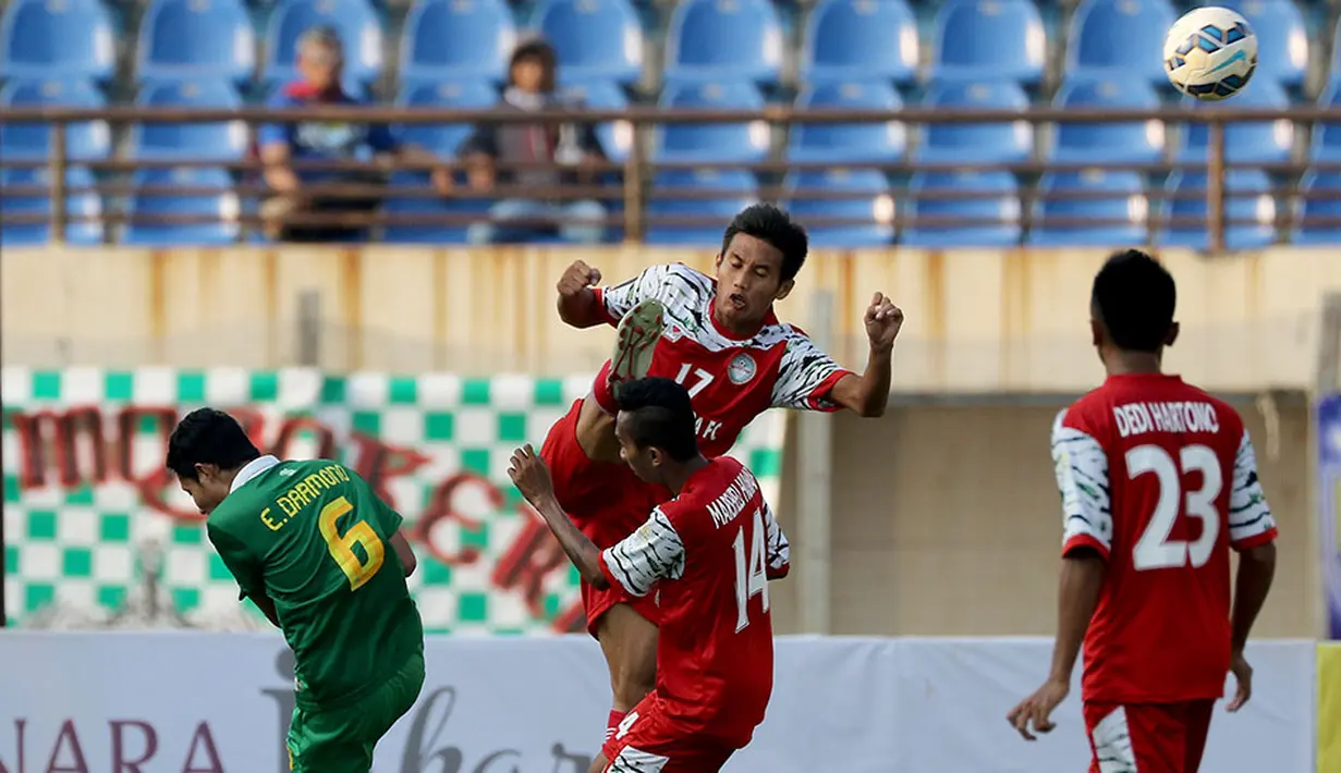 Aksi Guntur Ariyadi, pemain Martapura FC saat melawan Persebaya Surabaya dalam turnamen Piala Presiden 2015 di Stadion Si Jalak Harupat, Kabupaten Bandung Jawa Barat, Rabu (2/9).  (Bola.com/Peksi Cahyo)