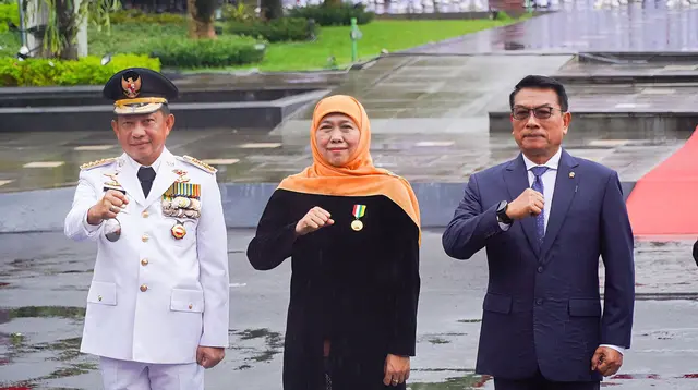 Khofifah Indar Parawansa menerima anugerah tanda kehormatan Satyalancana Karya Bhakti Praja Nugraha dari Presiden Jokowi. (Dian Kurniawan/Liputan6.com)