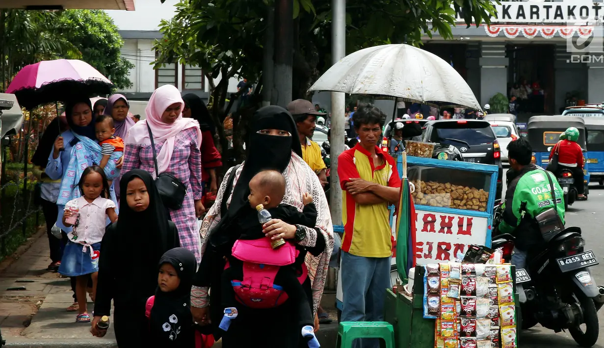Pedagang tahu gejrot memanfaatkan libur tahun baru dengan berjualan di kawasan Kota Tua, Jakarta Selasa (2/1). Mereka mulai menggelar dagangannya sejak pagi hari. (Liputan6.com/Johan Tallo)