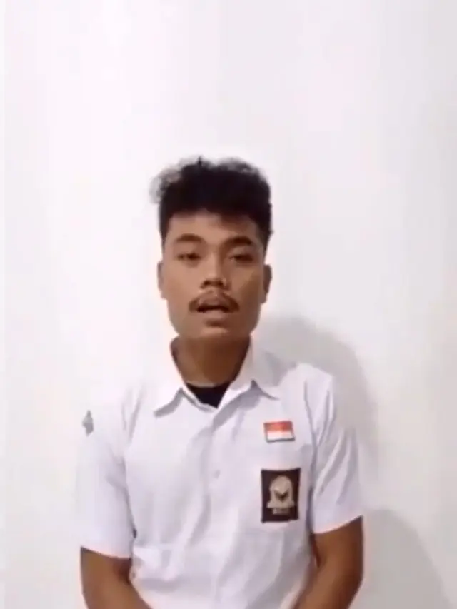 Siswa SMA baca puisi untuk ayahnya yang mengundang tawa warganet.
