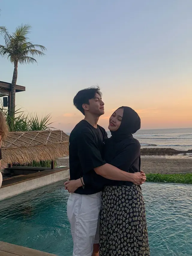 7 Potret Putri Delina dan Jeffry Reksa Pakai Baju Couple, Kompak Banget