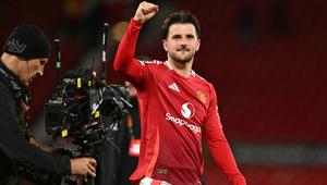 Gelandang Manchester United asal Inggris #07, Mason Mount, merayakan kemenangan timnya di akhir pertandingan leg kedua semifinal Liga Europa antara Manchester United dan Athletic Club Bilbao di Stadion Old Trafford di Manchester, Inggris barat laut, pada 8 Mei 2025. (Oli SCARFF/AFP)