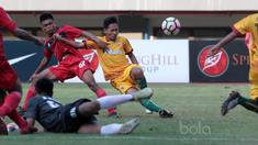 Pemain Sriwijaya FC U-19 , Adistya Wicaksana (kanan) saat mencetak gol ke gawang  Persija Jakarta U-19 pada laga perdana Liga 1 U-19 di Stadion Patriot, Bekasi, Sabtu (8/7/2017). Persija U19 bermain imbang 1-1. (Bola.com/Nicklas Hanoatubun)