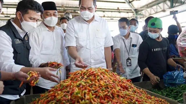Mendag Lutfi meninjau Pasar Wonokromo dan Pasar Induk Hortikultura Osowilangun di Surabaya, Jawa Timur