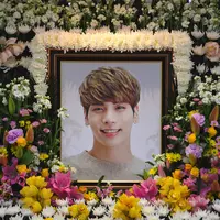 Jonghyun SHINee mengakhiri hidupnya dengan cara bunuh diri. Ia tewas setelah diduga menghirup karbon monoksida di apartemennya. Ia bunuh diri akibat mengalami depresi. (CHOI Hyuk/pool/AFP)