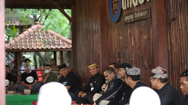 Menteri Pariwisata dan Ekonomi Kreatif Sandiaga Uno berdialog dengan pelaku wisata di Banyuwangi (Istimewa)