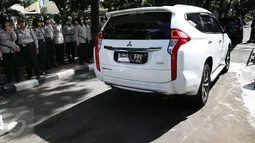 Mobil dengan pelat nomor B 1 FPI memasuki Mabes Polri, Jakarta, Selasa (15/11). Sejumlah saksi dan pelapor terkait kasus dugaan penistaan agama yang dilakukan Basuki Tjahaja Purnama (Ahok) mulai mendatangi Mabes Polri. (Liputan6.com/Johan Tallo)