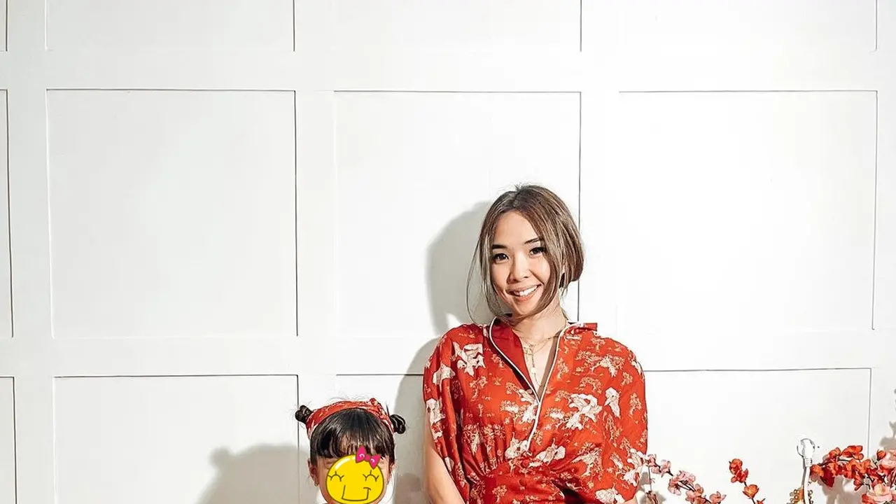 7 Gaya Seleb Pakai Busana Warna Merah Khas Imlek, Bisa Jadi Inspirasi