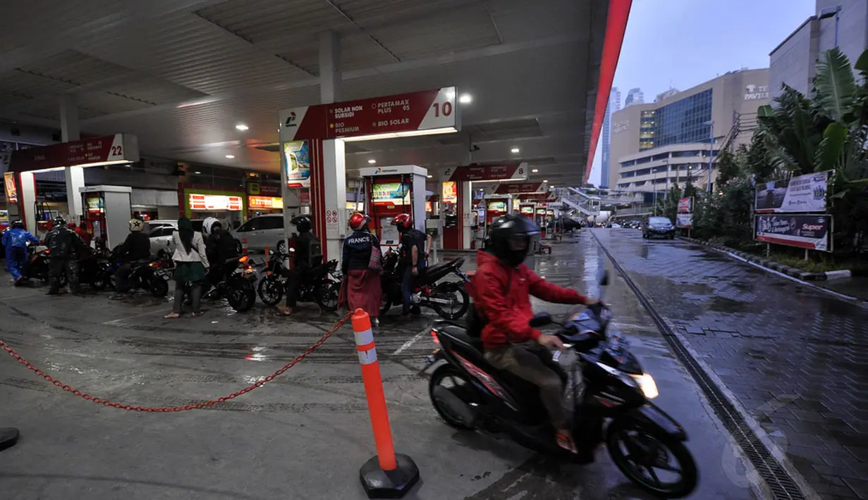 Seorang pengendara motor meninggalkan salah satu SPBU di Jakarta, Rabu (24/12/2014). BPH Migas menyatakan kuota BBM bersubsidi tinggal 1,7% atau 782.000 kiloliter dari total yang dianggarkan dalam APBN-P 2014. (Liputan6.com/Miftahul Hayat)