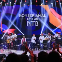Elek Yo Band saat tampil di Konser Amal Untuk NTB. (Foto: Adrian Putra/Bintang.com)