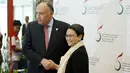 Menlu Mesir, Sameh Soukry (kiri) dan Menlu RI, Retno Marsudi melakukan pertemuan bilateral di sela pertemuan KTT Luar Biasa OKI di Jakarta, Minggu (6/2/2016).  Indonesia meminta kemudahan investasi di Mesir. (Liputan6.com/Faizal Fanani)
