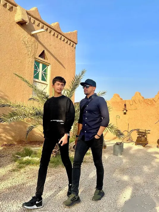 <p>"Obrolan santai bareng Kak @bintangpratamakurniawan, mulai ngingetin hati-hati dalam pergaulan, keluar rumah harus izin, pulang main nggak boleh kemaleman, kecuali ada kegiatan, prestasinya harus meningkat, peduli sama orang lain, jangan lupa ibadahnya, harus ngemong adik2nya, dll," tulis hengkykurniawan. [Instagram/hengkykurniawan]</p>