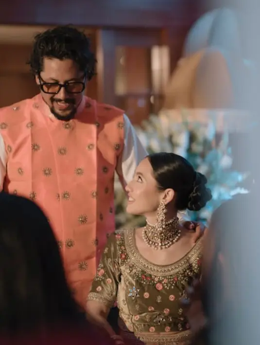 Sang kakak, Keenan Pearce juga tampil dengan busana khas India warna orange. [@pevpearce]