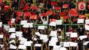 Suporter membentangkan kertas membentuk bendera Indonesia jelang laga babak kedua Timnas Indonesia U-19 melawan Vietnam U-19 pada kualifikasi grup A Piala AFF U-19 2022 di Stadion Patriot Candrabhaga, Bekasi, Jawa Barat, Sabtu (2/7/2022). Laga Timnas Indonesia U-19 melawan Vietnam U-19 berakhir imbang 0-0. (Liputan6.com/Helmi Fithriansyah)