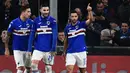 Penyerang Sampdoria, Gianluca Caprari (kanan) berselebrasi dengan rekan-rekannya usai mencetak gol ke gawang Juventus pada pertandingan lanjutan Liga Serie A Italia di stadion Luigi-Ferraris di Genoa (18/12/2019). Juventus menang tipis 2-1 atas Sampdoria. (AFP/Marco Bertorello)