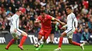 Striker Malta, Andre Schembri (tengah), coba dihadang pemain Inggris pada laga Grup F kualifikasi Piala Dunia 2018 zona Eropa di Stadion Wembley, London, Sabtu (8/10/2016). (AFP/Justin Tallis)