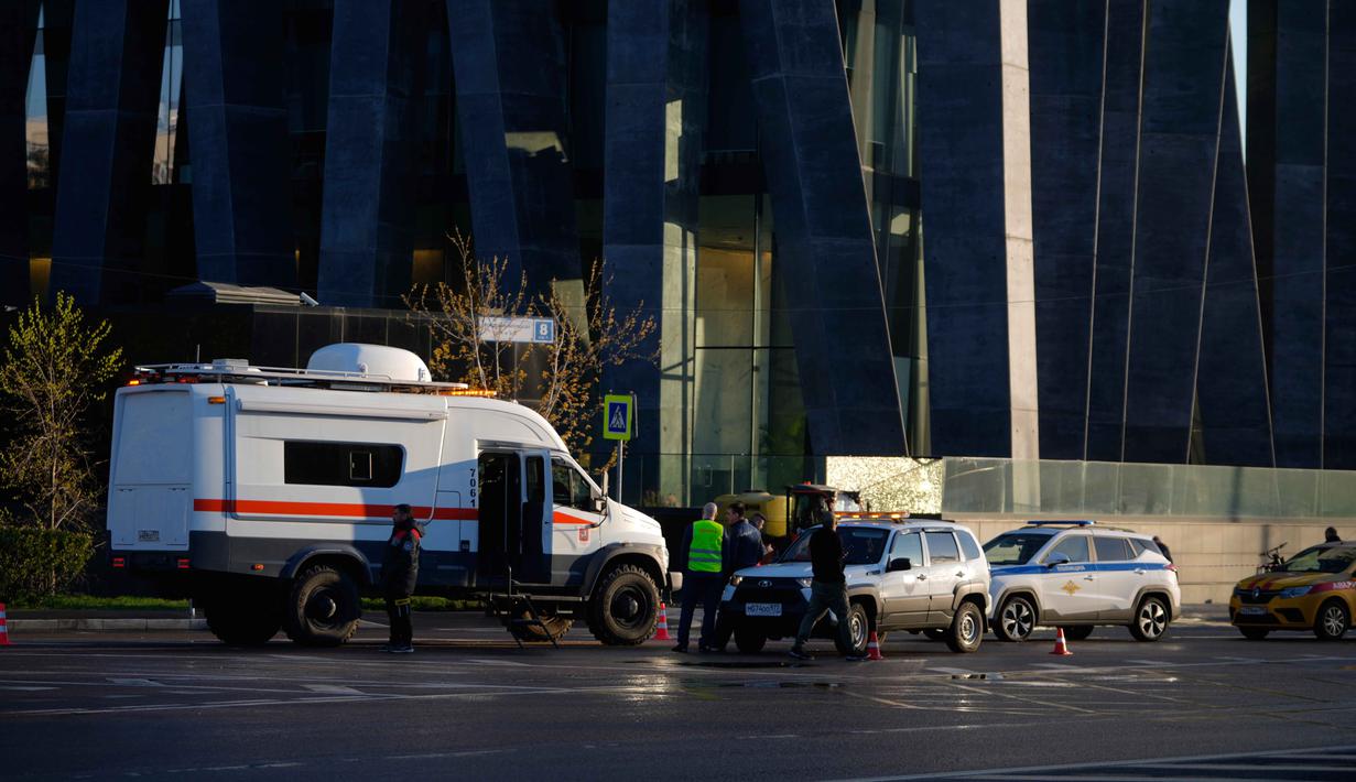 Meski serangan ini menyebabkan kerusakan material, pihak berwenang setempat melaporkan tidak ada korban jiwa dalam insiden ini. Tampak dalam foto, kendaraan-kendaraan dinas khusus terparkir di gedung apartemen yang rusak di jalan Mosfilmovskaya, Moskow, setelah serangan pesawat tak berawak dari Ukraina, Senin 4 Mei 2026. (AP Photo)