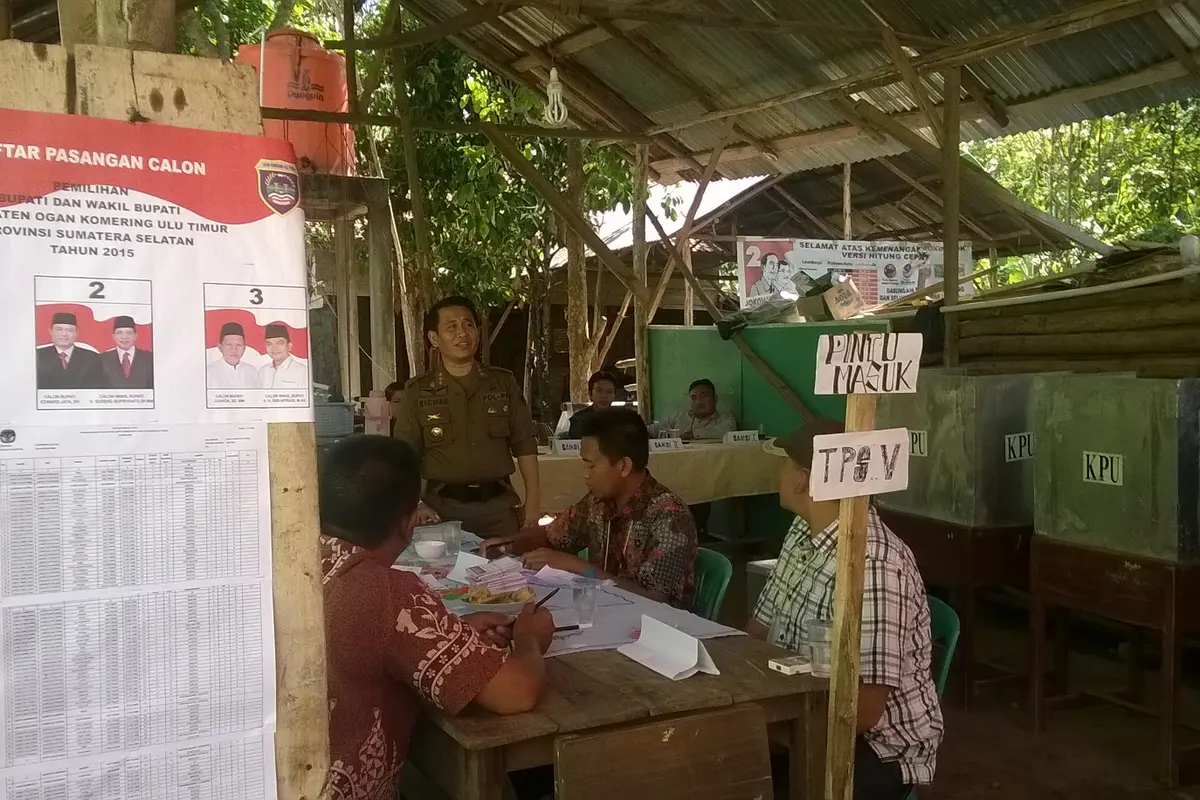 Plt Bupati OKU Timur Richard Cahyadi memantau salah satu TPS