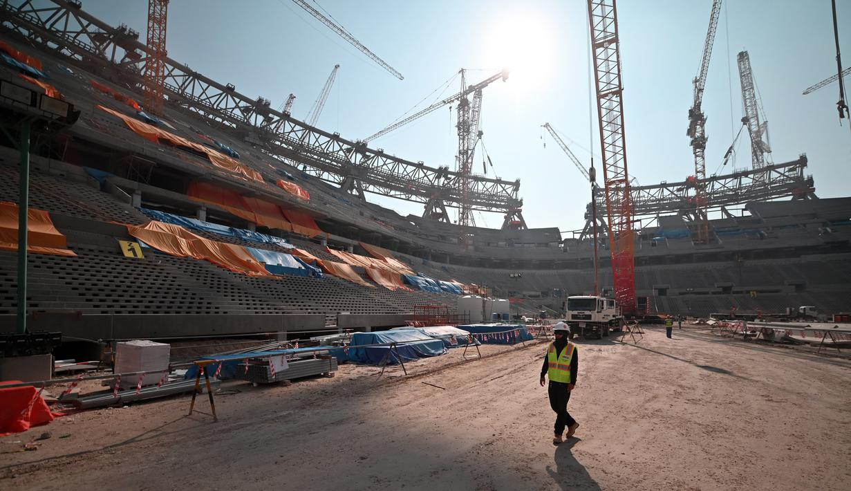 Suasana pembangunan Stadion Lusail di Qatar, Jumat (20/12). Lusail akan menjadi stadion untyuk partai pembuka dan penutup piala dunia 2022 di Qatar. (AFP/Giuseppe Cacace)