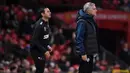 Pelatih Manchester United, Jose Mourinho dan pelatih Derby County, Frank Lampard pada Piala Liga Inggris di Stadion Old Trafford, Rabu (26/9/2018). Manchester United takluk adu penalti 9-10 (2-2) dari Derby County. (AFP/Paul Ellis)