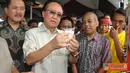 Citizen6, Losari: Menteri Kelautan dan Perikanan Sharif C Sutardjo, didamping Gubernur Jabar Ahmad Heryawan, menyaksikan demo pengemasan garam skala kelompok usaha masyarakat di Desa Ambulu, Cirebon. (Pengirim: Efrimal Bahri)
